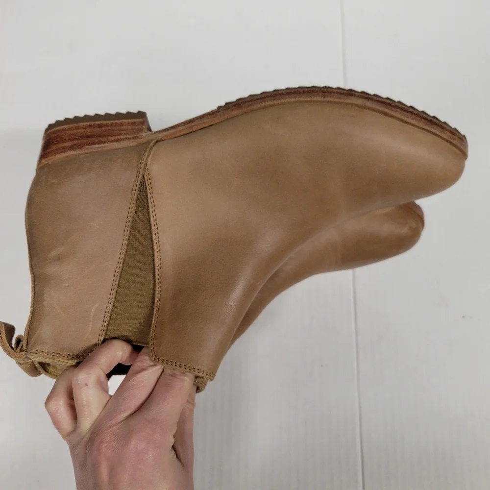 Nisolo Everyday Chelsea Boot Suede Sand Size 8.5